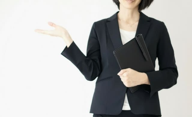 案内するスーツの女性