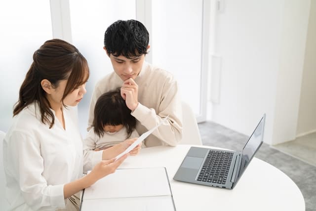 悩む家族