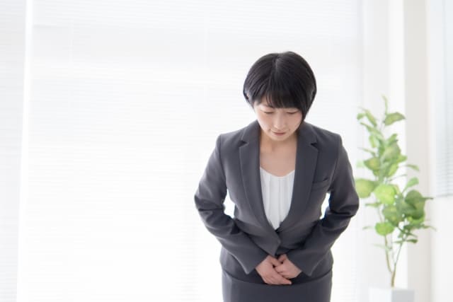 お辞儀をする女性