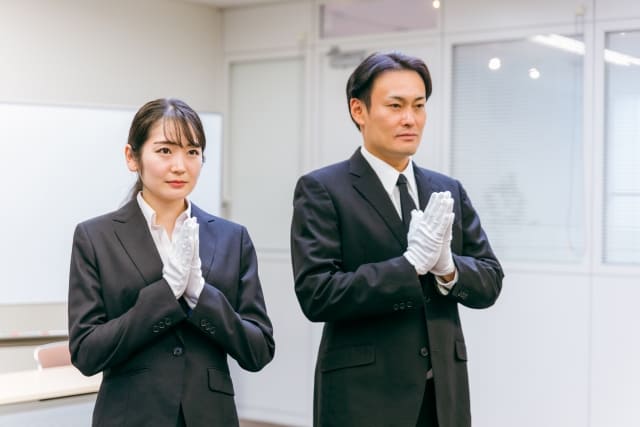 手を合わせる葬儀社