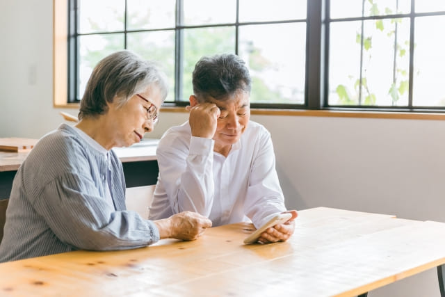 悩むシニアの夫婦