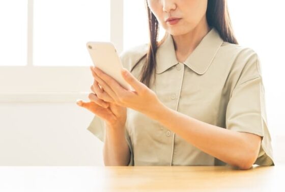 スマートフォンを操作する女性