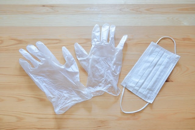 ビニール手袋とマスク