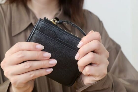 財布を持つ女性
