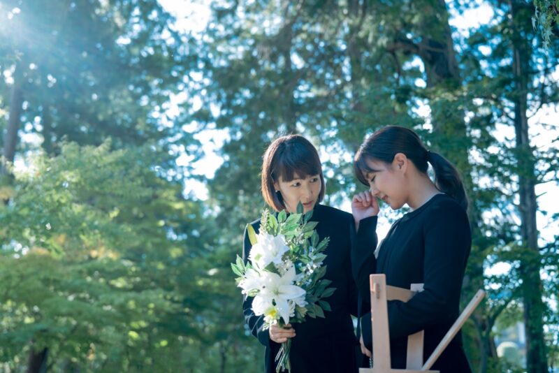 お墓参りをする女性