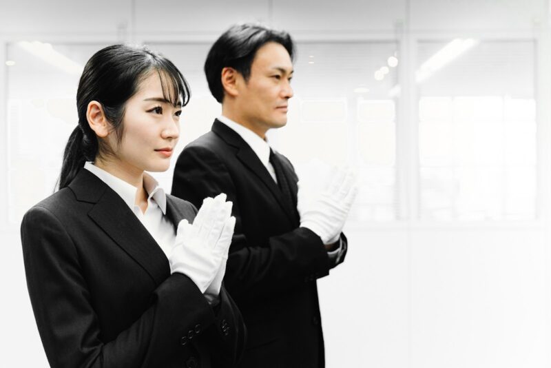 手を合わせる葬儀社スタッフ